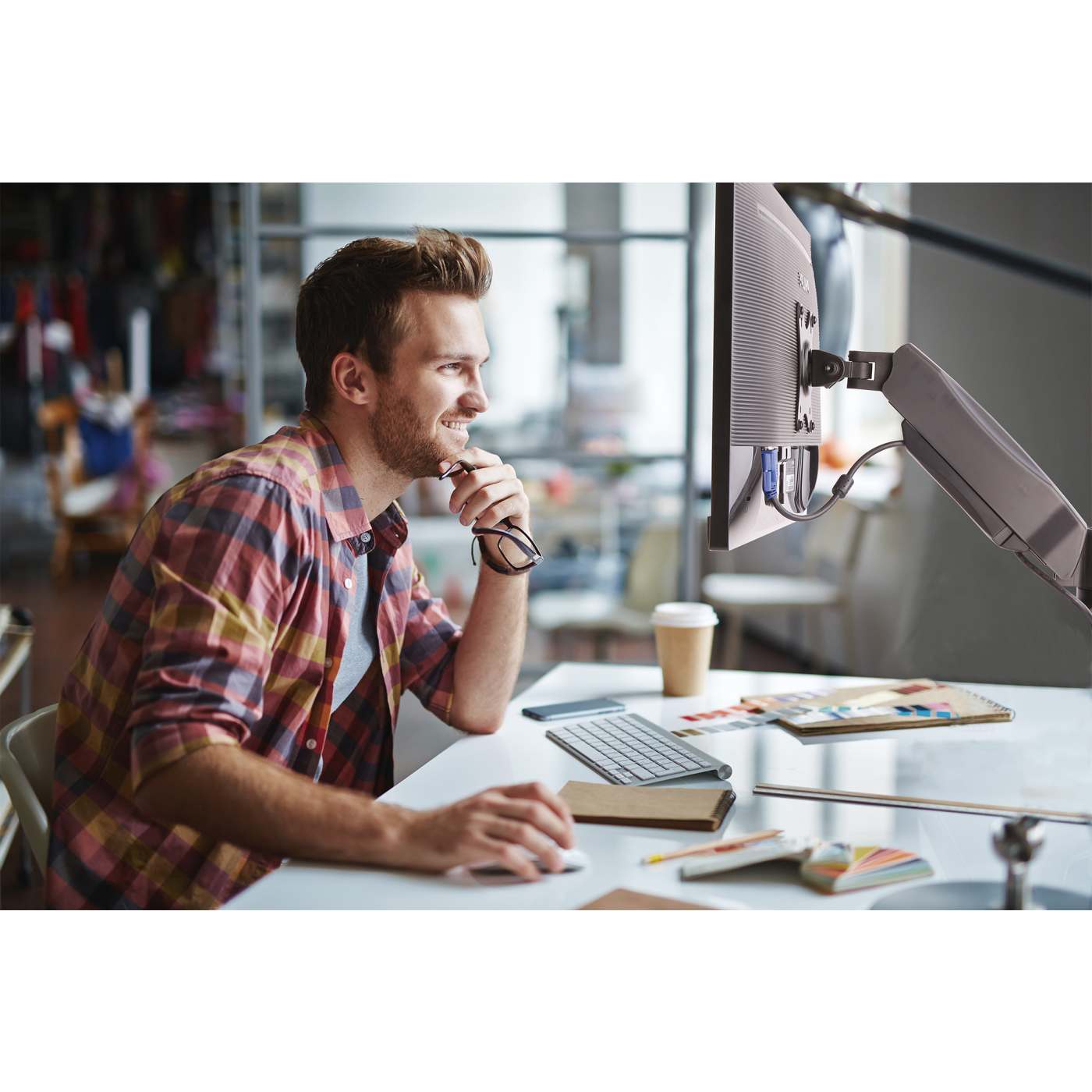 Soporte de aluminio con pistón de gas para un monitor Image 11